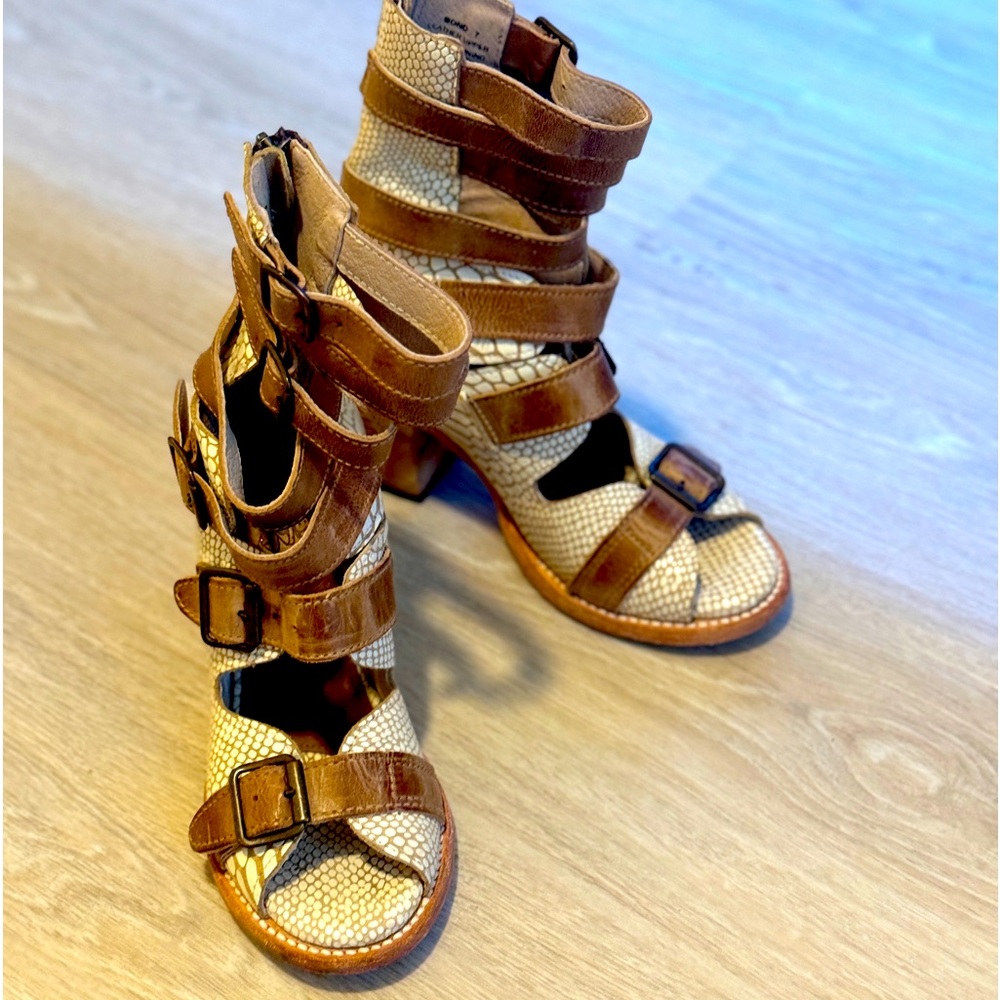 Freebird Bond White Croc Booties Size 7 Great Condition! Beautiful Boots RARE